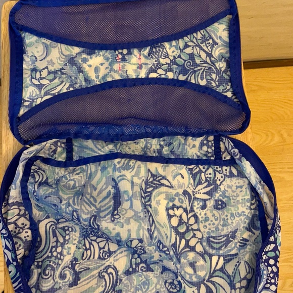 Lilly Pulitzer packing cube in a blue and white patterned fabric - Picture 8 of 9